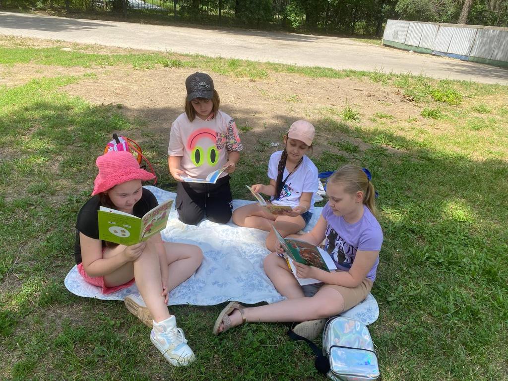 Для привлечения учеников к чтению, и в рамках проекта "Читающая школа" с учениками школы №9 было проведено мероприятие по чтению на чистом воздухе в парке Фэмили Тематикой  стала традиции и обряды казахского народа.